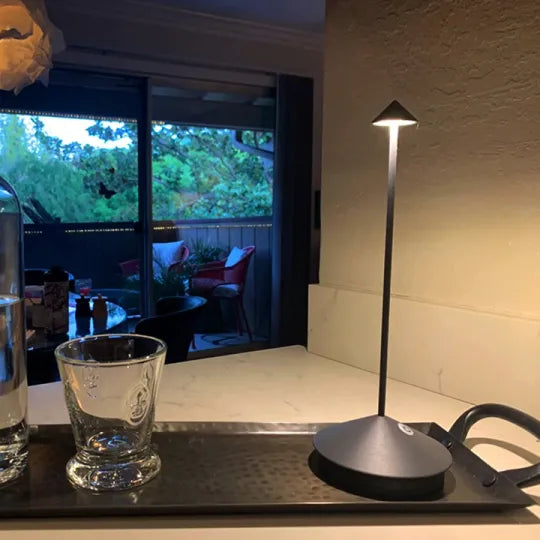 ModernCandle | Elegante kabellose LED-Tischlampe für drinnen und draußen