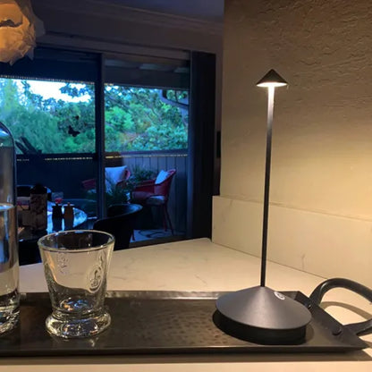 ModernCandle | Elegante kabellose LED-Tischlampe für drinnen und draußen