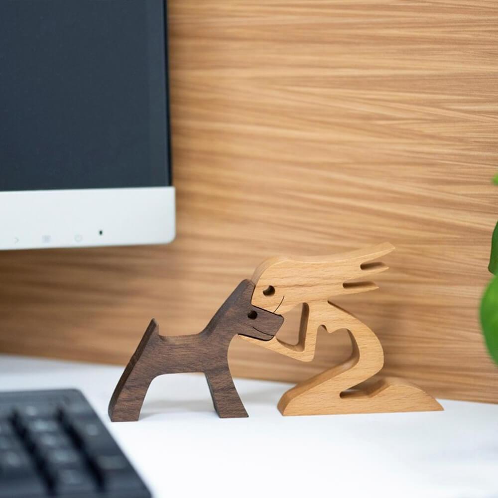 Holzskulptur von Mann und Hund