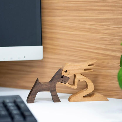 Holzskulptur von Mann und Hund
