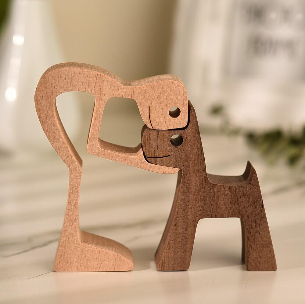 Holzskulptur von Mann und Hund
