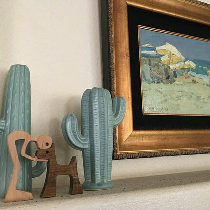 Holzskulptur von Mann und Hund
