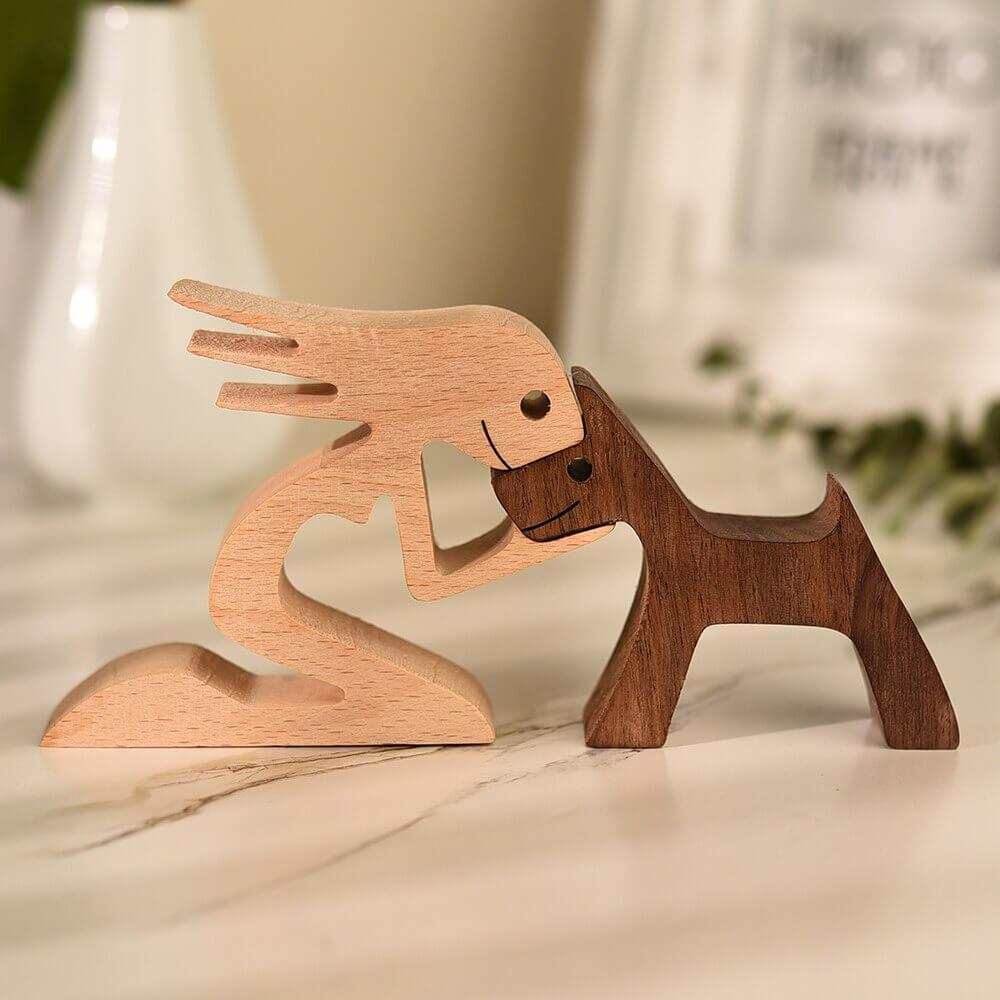 Holzskulptur von Mann und Hund