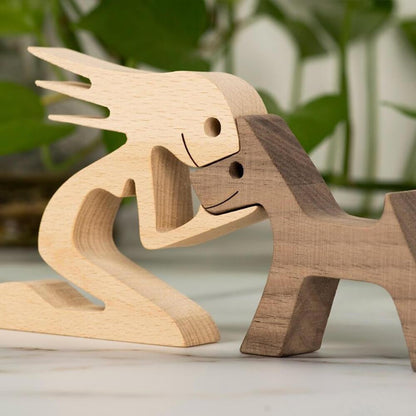 Holzskulptur von Mann und Hund