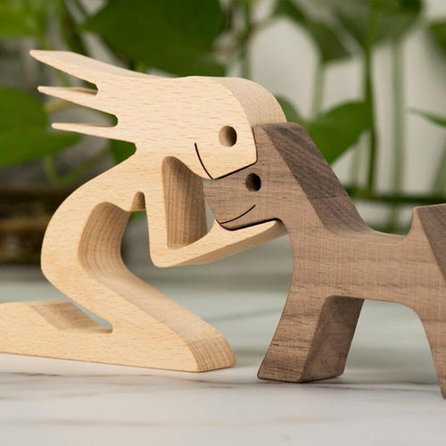 Holzskulptur von Mann und Hund