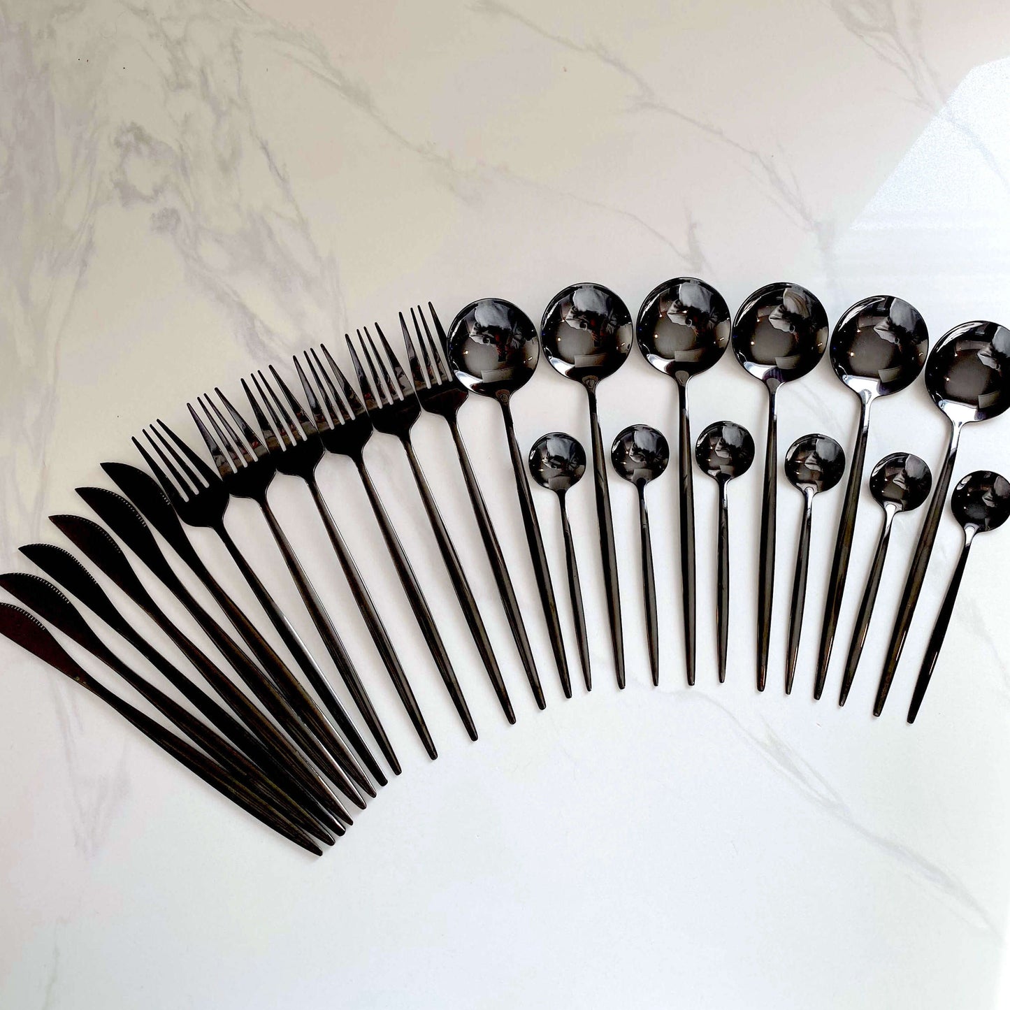 Modernes Schwarzes Besteckset