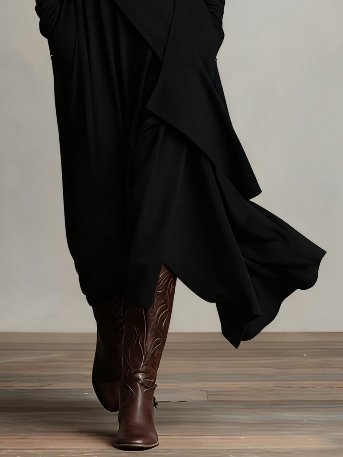 RENATA – ELEGANTES ASYMMETRISCHES MAXIKLEID MIT HOHEM KRAGEN