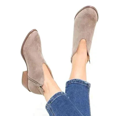 Schicke Stiefel mit V-Ausschnitt und Reißverschluss - Oriana