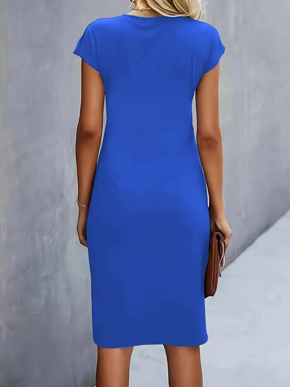 Einfarbiges Kleid mit Rundhalsausschnitt