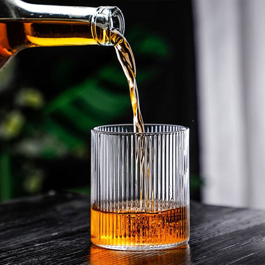 Japanisch inspirierter klarer gestreifter Glasbecher