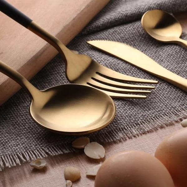 Modernes Schwarz-Gold Besteckset