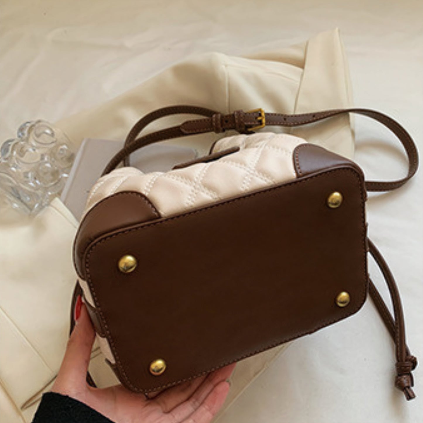 HekaStyle | Elegante Karotaschen im Bucket-Design
